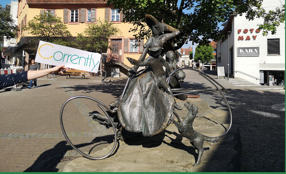 Bertha Benz Skulptur vor der ersten Tankstelle der Welt